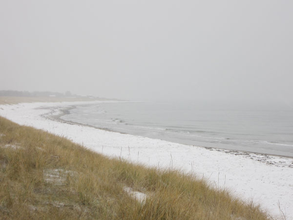 Schnee am Strand in Nordeuropa (Foto: klw)