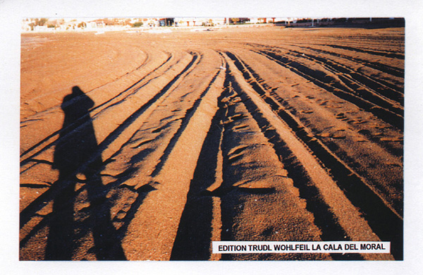 Licht und Schatten am Strand von La Cala. Ausstellung 'El Varadero' 2000, Playa de La Cala del Moral, Málaga.